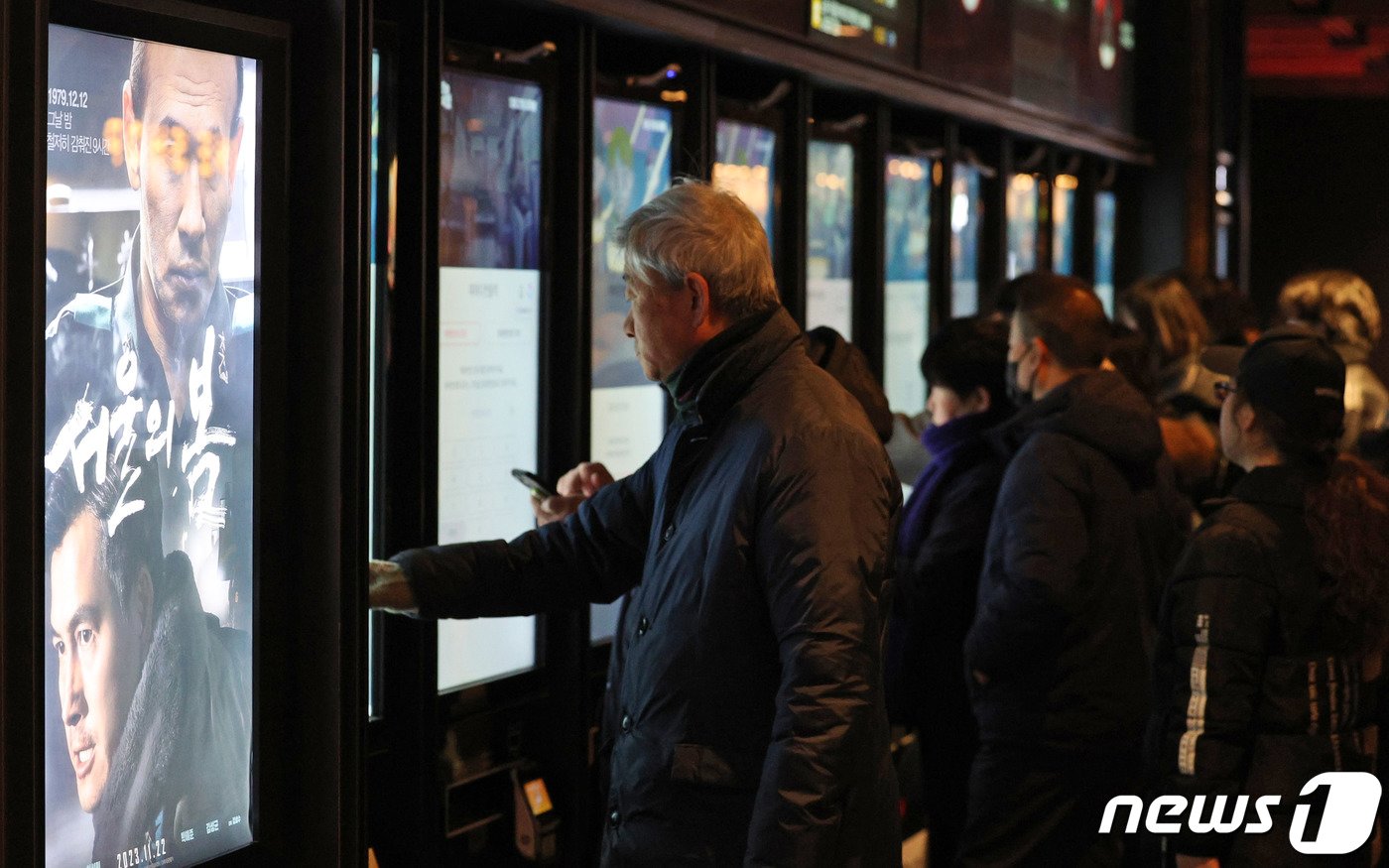 &#39;서울의 봄&#39;이 1000만 관객을 돌파한 24일 오전 서울의 한 영화관에서 관람객이 티켓을 구매하고 있다.  2023.12.24/뉴스1 ⓒ News1 장수영 기자