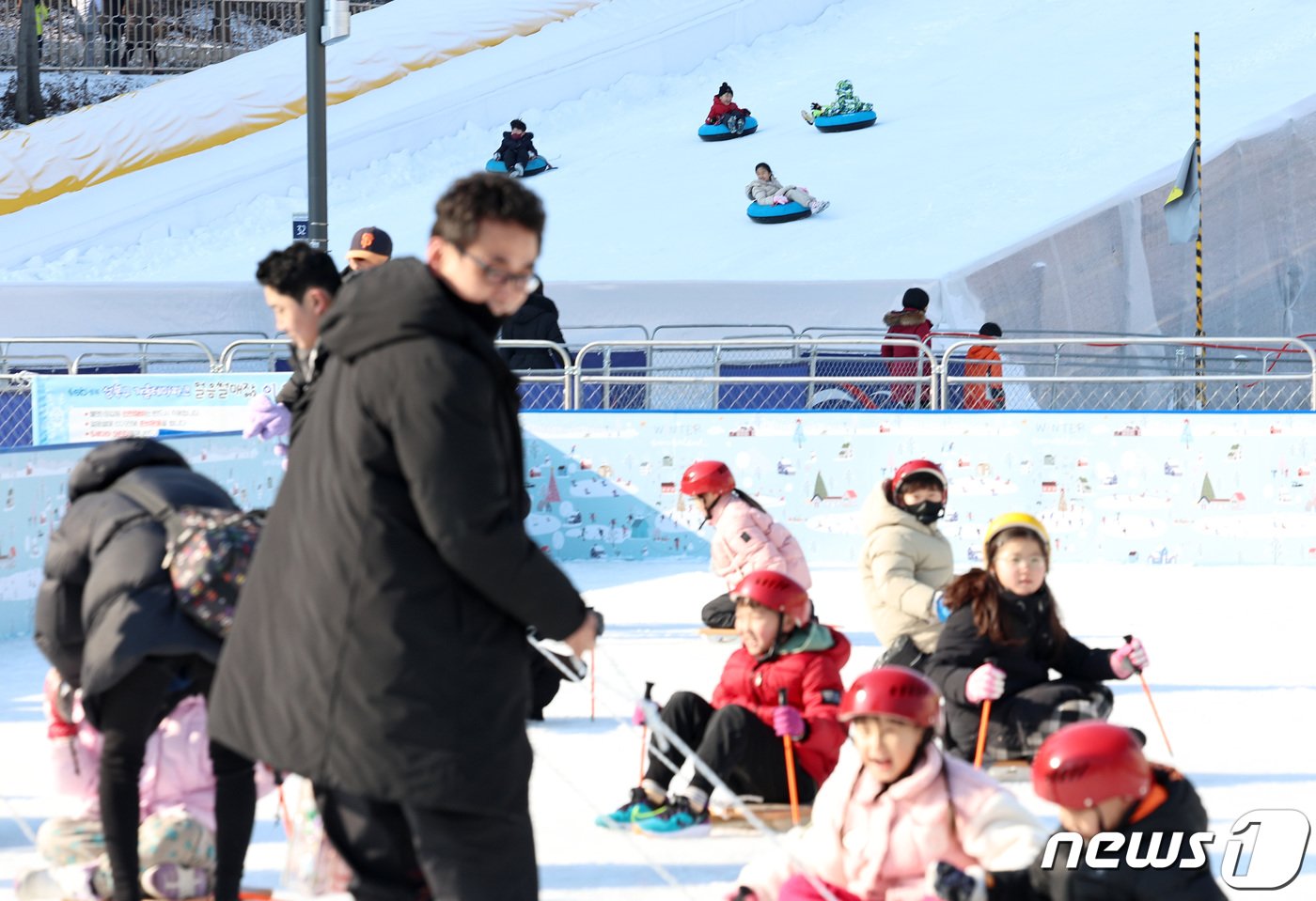 성탄절을 하루 앞둔 24일 서울 우이천 다목적광장에 마련된 &#39;성북구 겨울 테마파크&#39;에서 시민들이 눈·얼음 썰매를 즐기고 있다. 2023.12.24/뉴스1 ⓒ News1 구윤성 기자