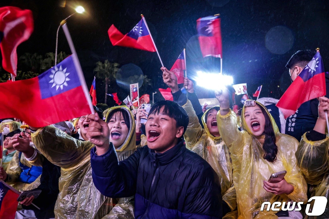 지난달 23일 타이베이에서 국민당 선거 유세에 참여한 지지자들이 환호하고 있다. 2023.12.23/ ⓒ AFP=뉴스1 ⓒ News1 권진영 기자