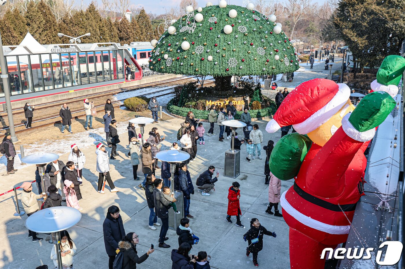 본문 이미지 - 24일 서울 노원구 화랑대철도공원에서 열린 '2023 노원 크리스마스 축제'가 방문객들로 붐비고 있다. 2023.12.24/뉴스1 ⓒ News1 김도우 기자