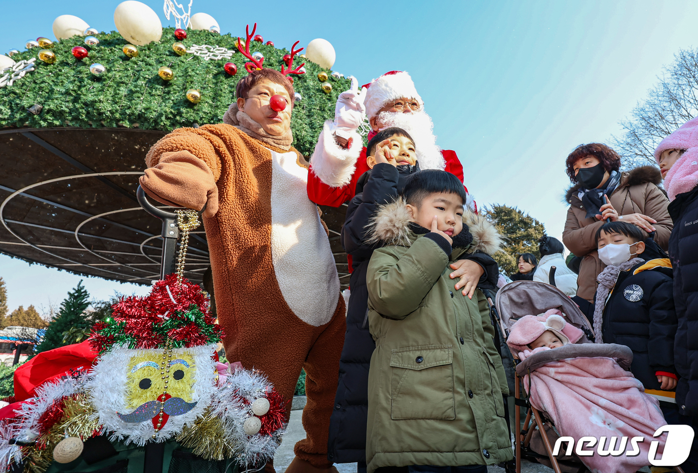 (서울=뉴스1) 김도우 기자 = 24일 서울 노원구 화랑대철도공원에서 열린 '2023 노원 크리스마스 축제'에서 어린이들이 산타와 함께 기념촬영을 하고 있다. 2023.12.24/ …