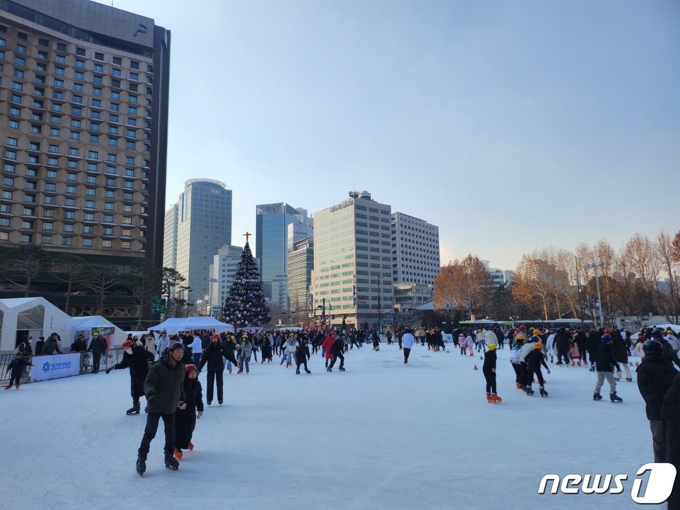 서울시청 앞 스케이트장에서 시민들이 스케이트를 즐기고 있다/2023.12.24 뉴스1 ⓒ News1 서상혁 기자