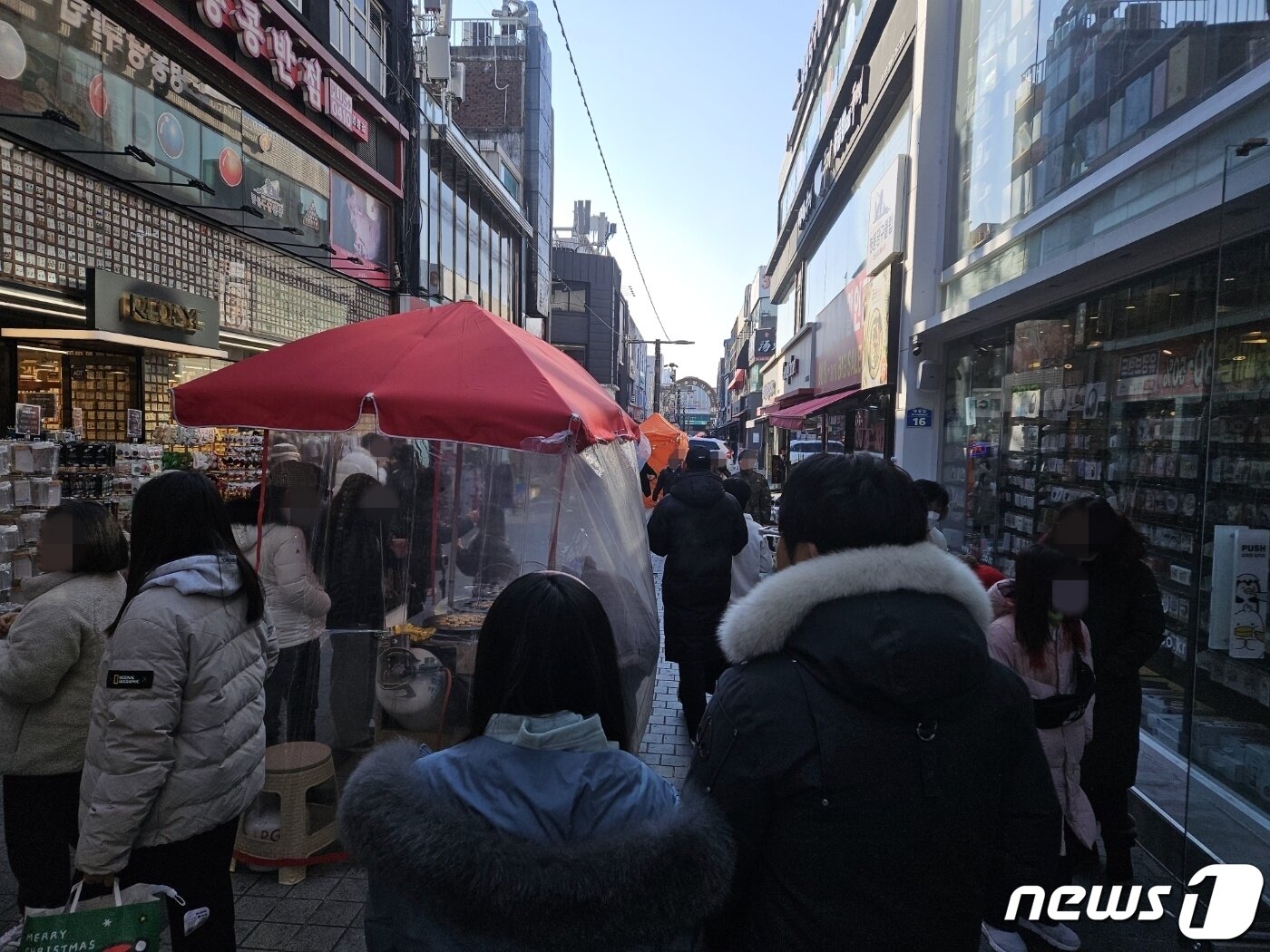 본문 이미지 - 24일 낮 12시쯤 강원 춘천 명동에 크리스마스이브를 맞아 나들이를 나온 시민들로 북적거렸다.2023.12.24 한귀섭 기자