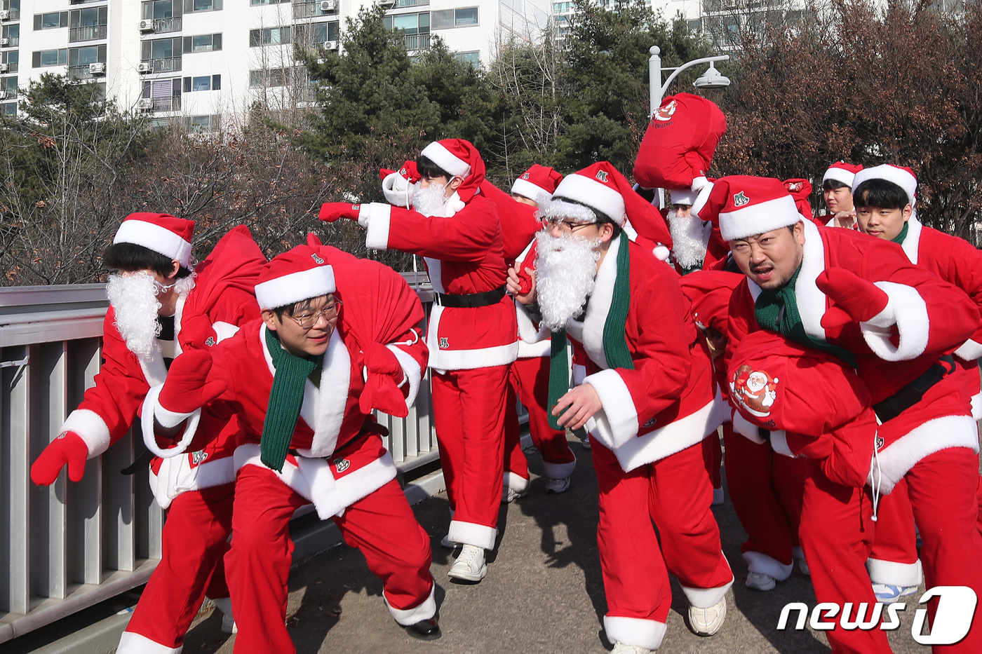 (대구=뉴스1) 공정식 기자 = 크리스마스를 하루 앞둔 24일 대구 달서구 성서육교에서 '사랑의 새마을 몰래산타 대작전'에 참여한 산타들이 선물 꾸러미를 메고 소외된 이웃을 찾아 …