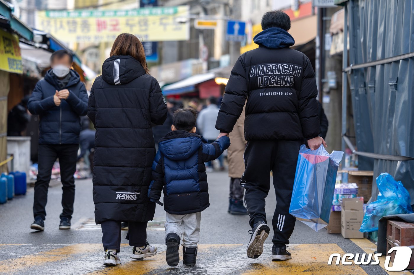 크리스마스 이브인 24일 오후 서울 종로구 창신동문구완구시장에서 한 가족이 선물 구입을 마친 후 길을 나서고 있다. 2023.12.24/뉴스1 ⓒ News1 이재명 기자