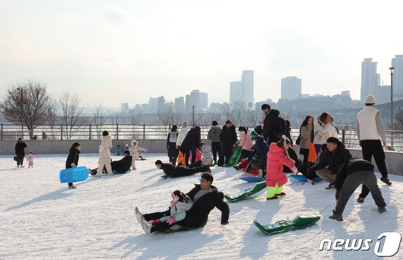 24일 오후 서울 뚝섬한강공원 눈썰매장을 찾은 가족 단위 시민들이 성탄절 연휴를 즐기고 있다. 2023.12.24/뉴스1 ⓒ News1 장수영 기자