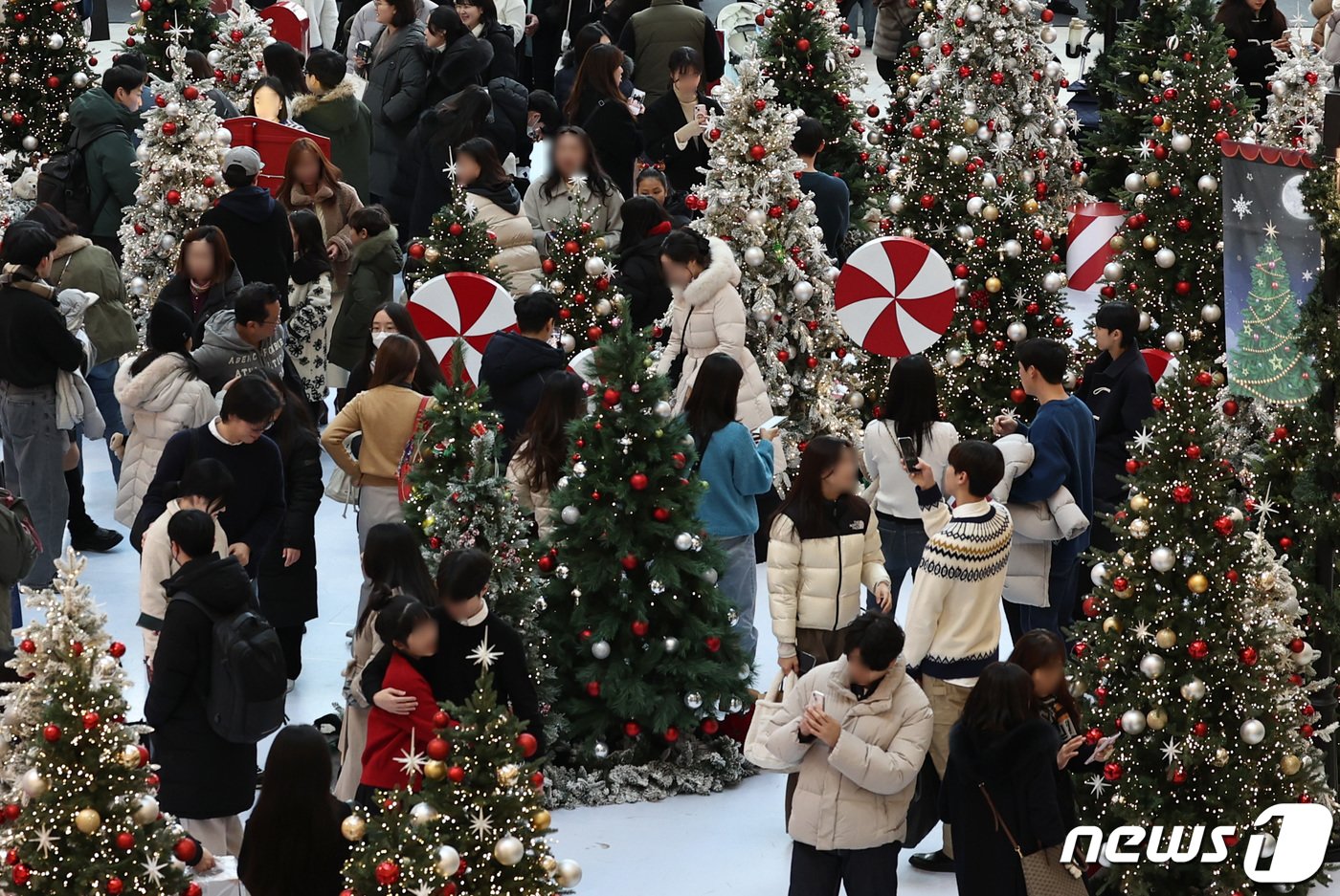 본문 이미지 - 24일 오후 서울의 한 대형쇼핑몰을 찾은 시민들이 성탄절 분위기를 만끽하고 있다. 2023.12.24/뉴스1 ⓒ News1 구윤성 기자