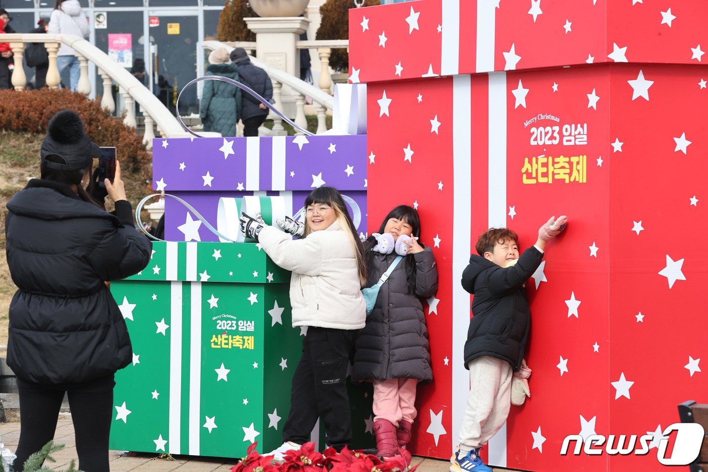 본문 이미지 - 24일 전라북도 임실군 성수면 임실치즈테마파크에서 열린 '2023임실산타축제'를 찾은 방문객이 기념촬영을 하고 있다. 이번 행사는 25일까지 치즈테마파크에서 진행된다. (임실군청 제공) 2023.12.24/뉴스1