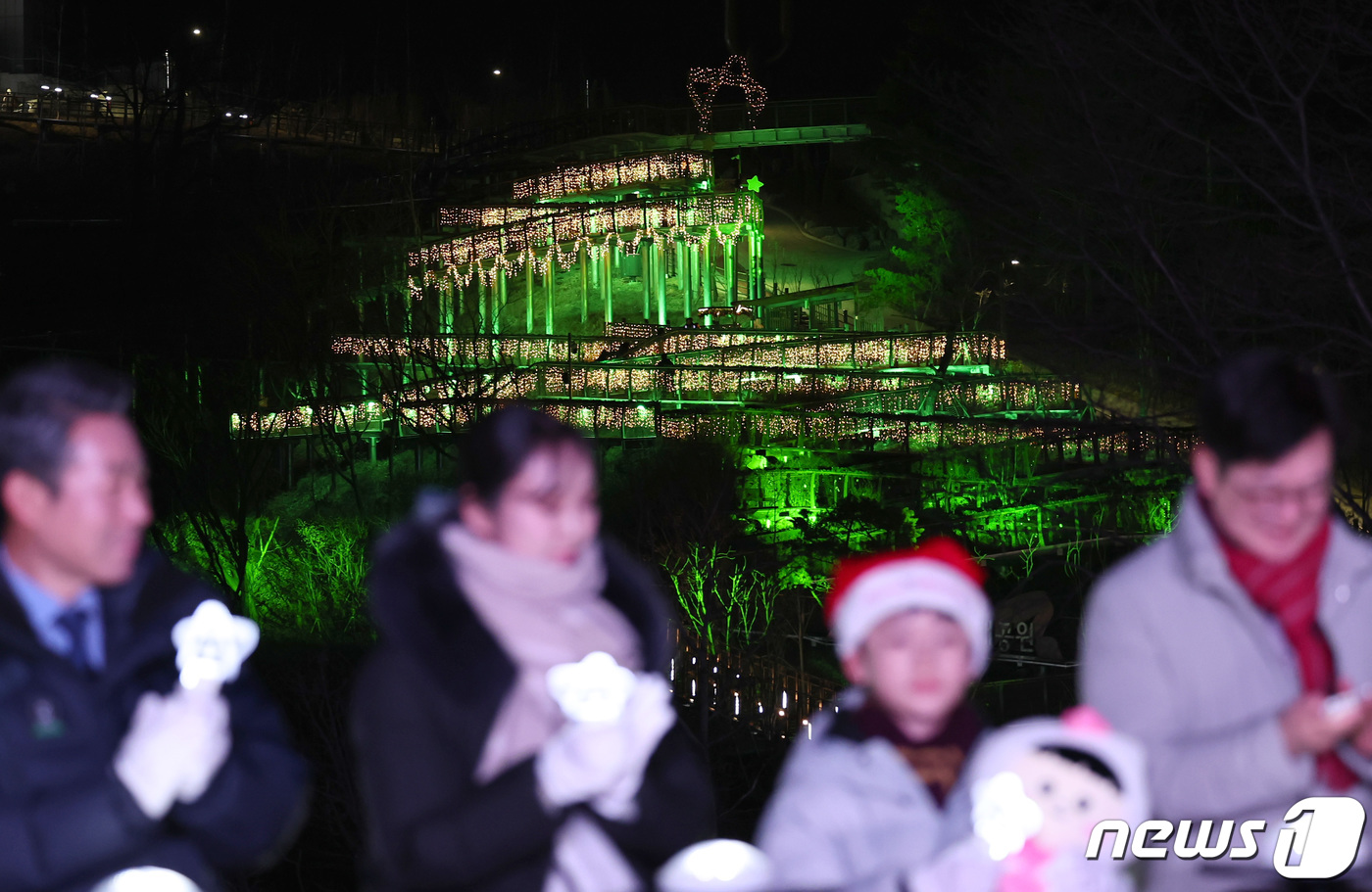 (김포=뉴스1) 구윤성 기자 = 성탄절을 하루 앞둔 24일 오후 경기 김포시 애기봉평화생태공원 탐방로가 성탄트리 모양으로 불을 밝히고 있다. 2023.12.24/뉴스1