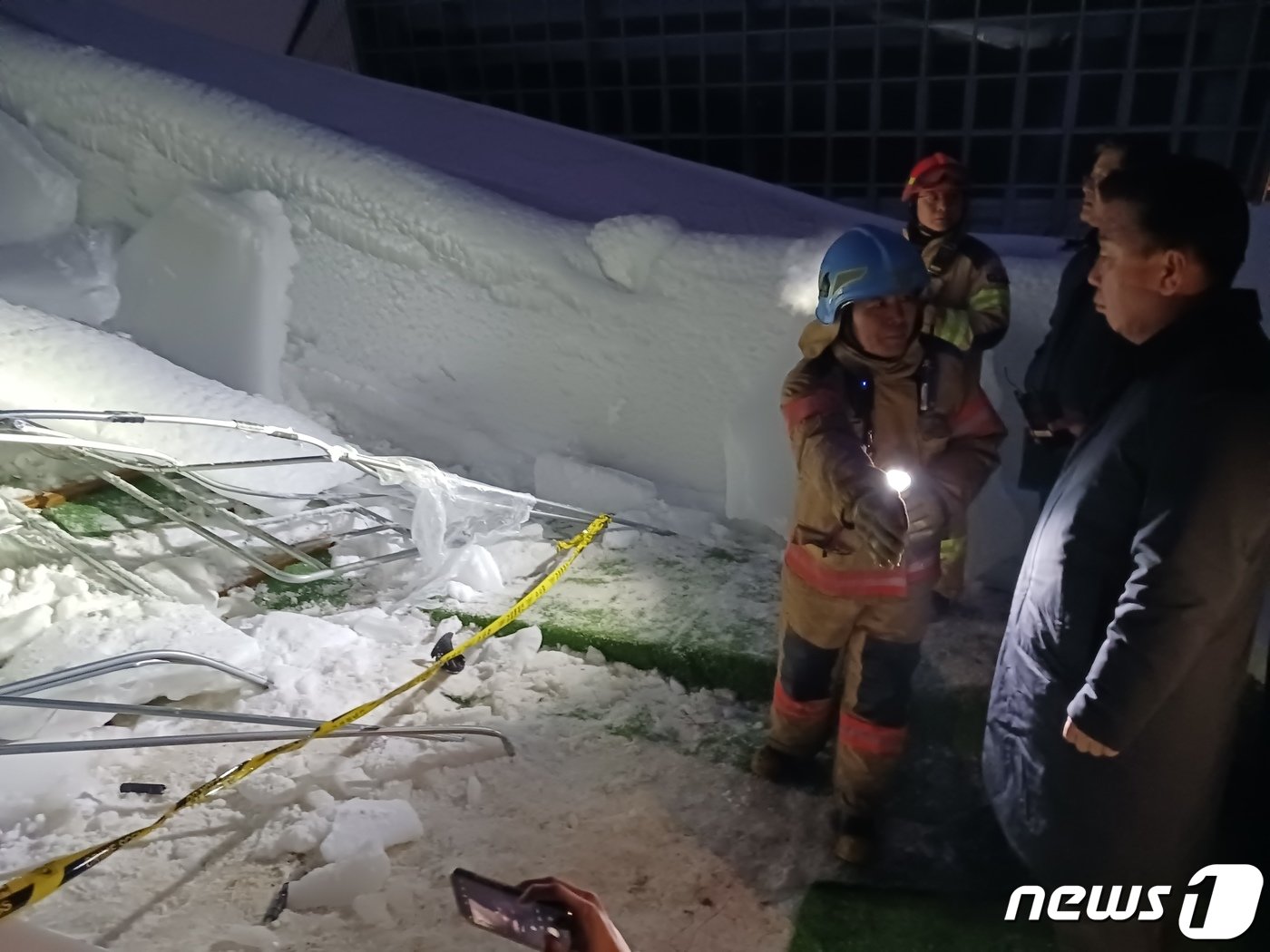 본문 이미지 - 지난 24일 저녁 이범석 충북 청주시장이 승강로가 붕괴된 청주시 상당구 지북동 눈썰매장을 찾아 소방 관계자로부터 상황 설명을 듣고 있다. 이날 오후 4시18분쯤 눈썰매장에서 비닐하우스 형태의 승강로 지붕 구조물이 무너졌다. 이 사고로 중상 2명, 경상 1명의 인평피해가 났다.2023.12.24/뉴스1 ⓒ News1 임양규 수습기자