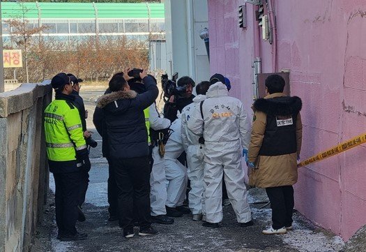 본문 이미지 - 24일 세종시 조치원읍의 한 목욕탕에서 감전 사고로 70대 여성 3명이 숨진 가운데 국과수 등 관계자들이 현장 감식을 진행하고 있다.(세종시청출입기자단 제공)2023.12.24/뉴스1