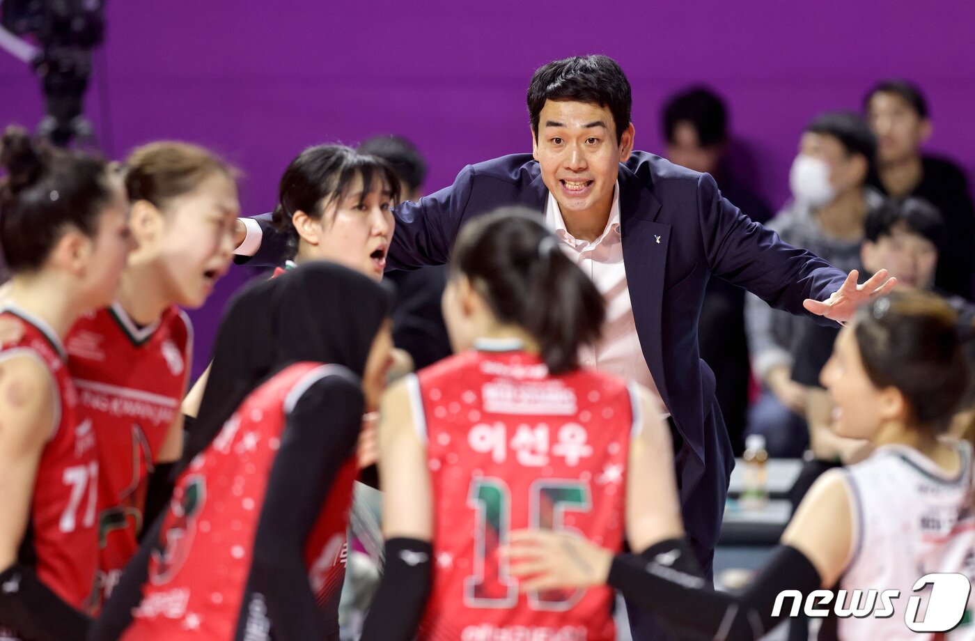 본문 이미지 - 24일 인천 삼산월드체육관에서 열린 여자 프로배구 '2023-24 도드람 V-리그' 정관장과 흥국생명의 경기에서 정관장 고희진 감독이 선수들에게 지시하고 있다. (정관장배구단 제공) 2023.12.24/뉴스1