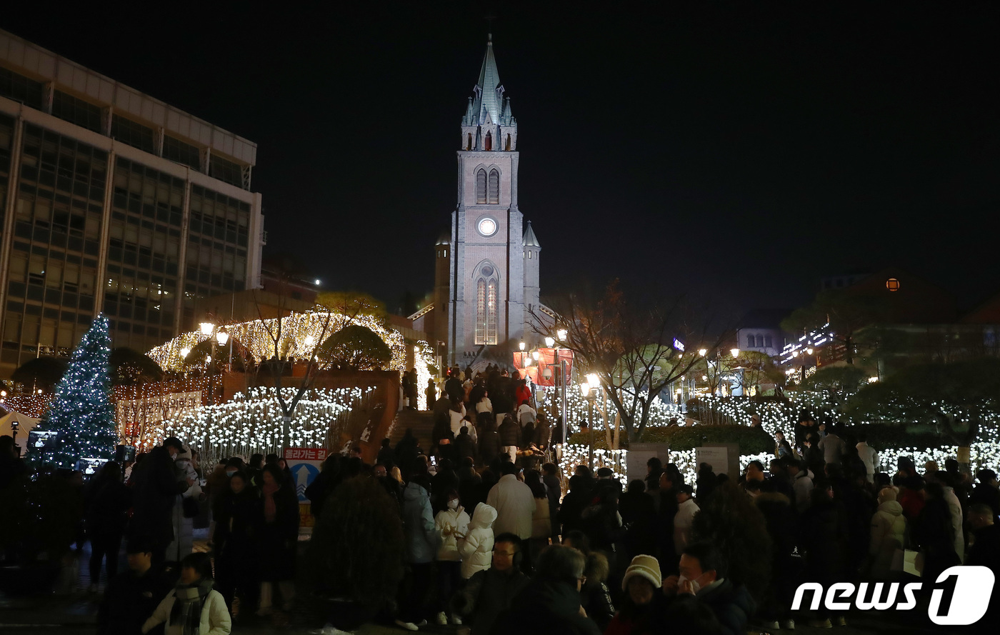 (서울=뉴스1) 박세연 기자 = 크리스마스 이브인 24일 오후 성탄 축제 ‘2023 명동, 겨울을 밝히다’가 열리고 있는 서울 중구 명동성당 일대가 시민들로 붐비고 있다. 2023 …