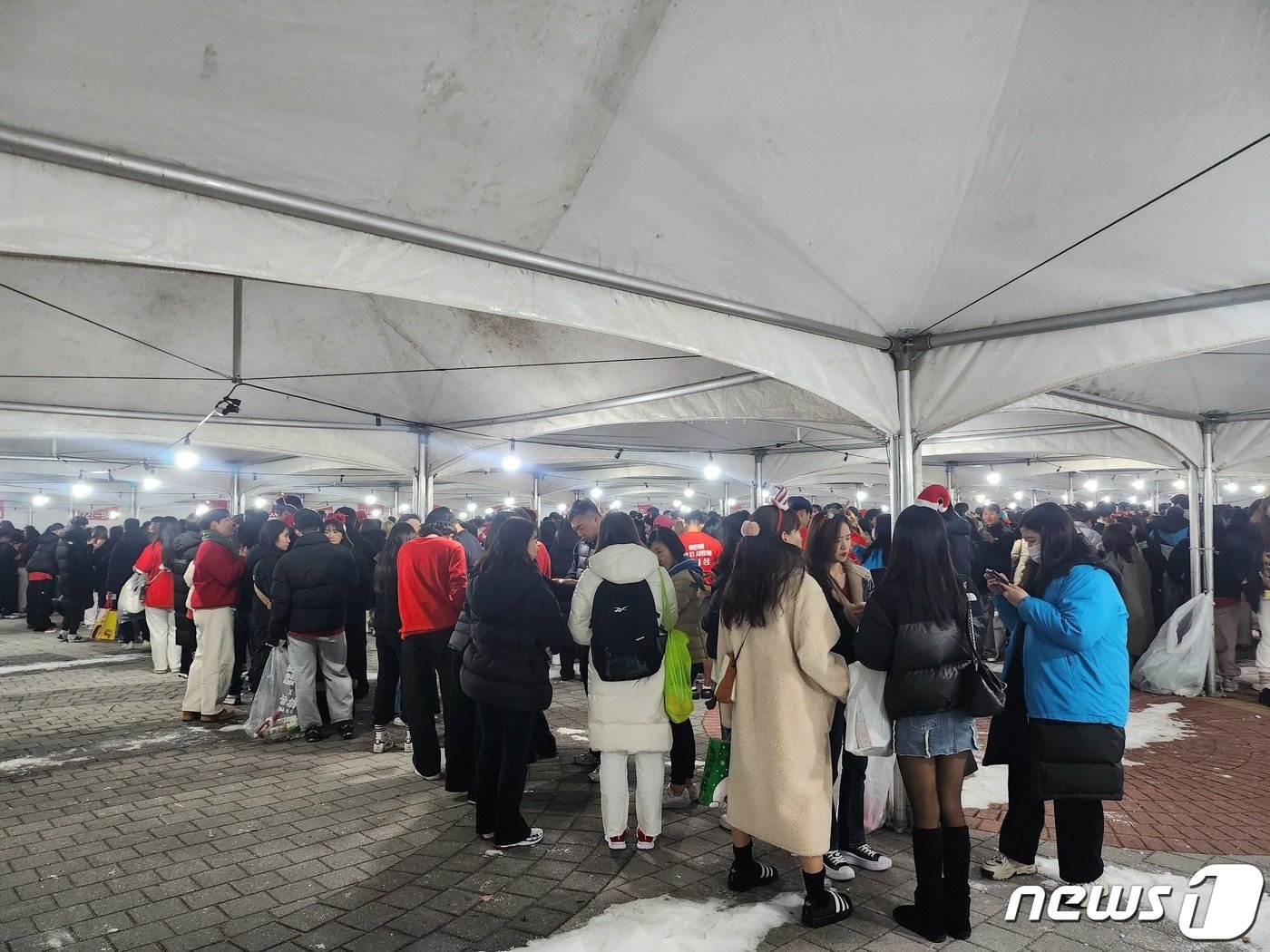 본문 이미지 - 24일 공연 입장을 기다리고 있는 시민들. ⓒ News1 장성희 기자