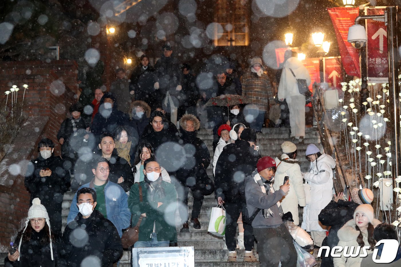 서울을 비롯한 중부지역에 눈이 내리고 있는 25일 새벽 서울 중구 명동성당에서 자정미사를 마친 신자들이 눈을 맞으며 성당을 나서고 있다. 서울은 이번 눈으로 8년만에 화이트 크리스마스다. 2023.12.25/뉴스1 ⓒ News1 박세연 기자