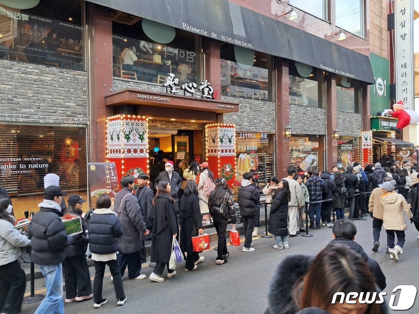 본문 이미지 - 성탄절인 25일 대전 중구 은행동 성심당에 시민들이 몰려 줄을 서 있다. 2023.12.25 /뉴스1 ⓒNews1 최일 기자