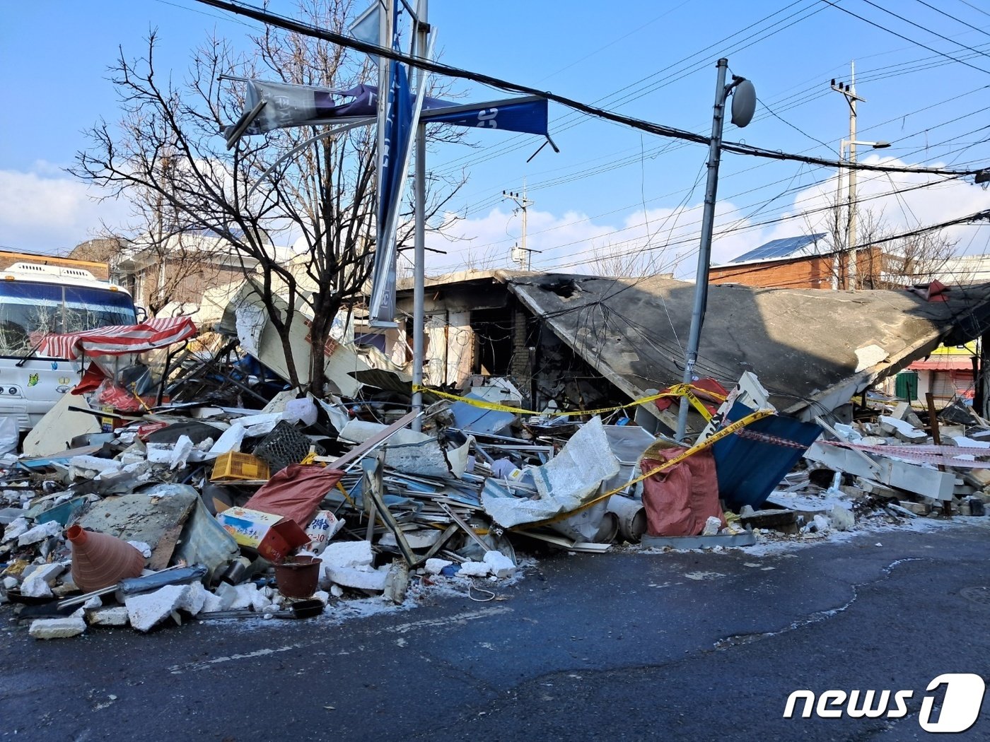 24일 밤 폭발 사고와 화재가 난 대전 대덕구 오정동의 한 식당이 25일 오전 형체를 알아볼 수 없을 만큼 처참한 모습을 드러냈다. 2023.12.25 /뉴스1 ⓒNews1 최일 기자