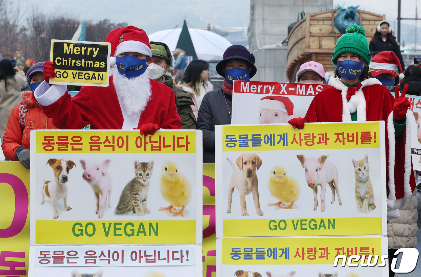 (서울=뉴스1) 이동해 기자 = 산타복을 입은 한국채식연합과 비건(VEGAN) 세상을 위한 시민모임 활동가들이 25일 오후 서울 광화문 광장에서 동물복지·동물권리·비건 채식 촉구 …