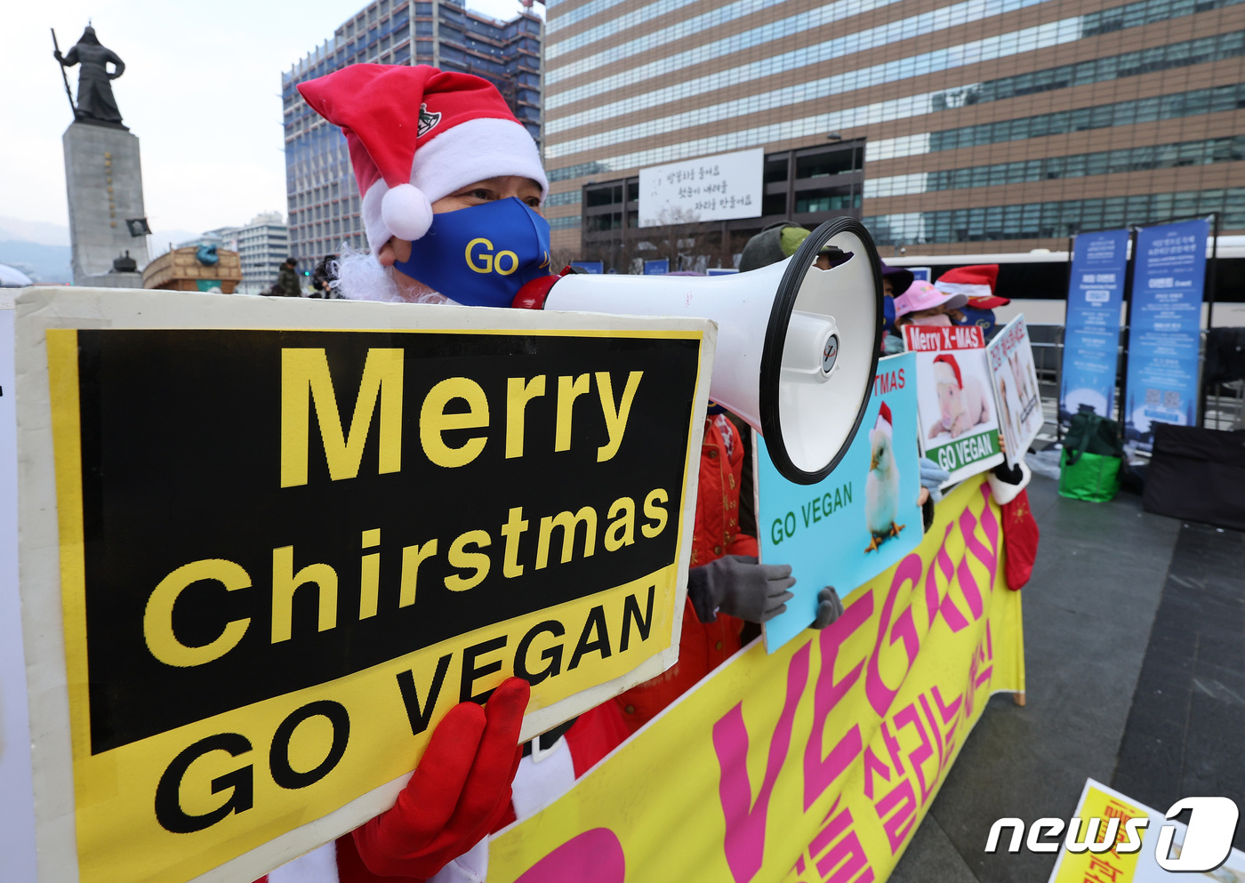 (서울=뉴스1) 이동해 기자 = 산타복을 입은 한국채식연합과 비건(VEGAN) 세상을 위한 시민모임 활동가들이 25일 오후 서울 광화문 광장에서 동물복지·동물권리·비건 채식 촉구 …