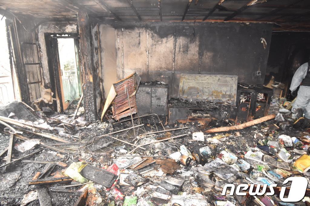 본문 이미지 - 성탄절인 25일 오전 4시57분쯤 서울 도봉구 방학동의 한 아파트에서 불이 나 2명이 숨지고 36명이 다치는 사고가 발생했다. 발화 장소인 집안 내부가 검게 그을려 있다. (도봉소방서 제공) 2023.12.25/뉴스1
