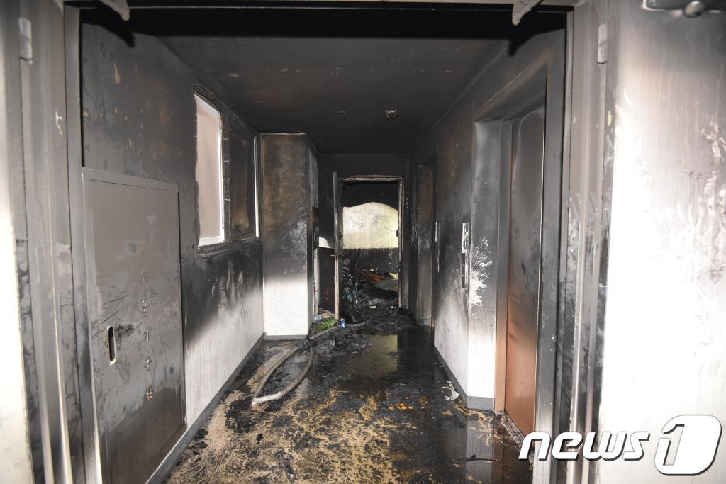 본문 이미지 - 성탄절인 25일 오전 4시57분쯤 서울 도봉구 방학동의 한 아파트에서 불이 나 2명이 숨지고 36명이 다치는 사고가 발생했다. 발화 장소인 집안 내부가 검게 그을려 있다. (도봉소방서 제공) 2023.12.25/뉴스1