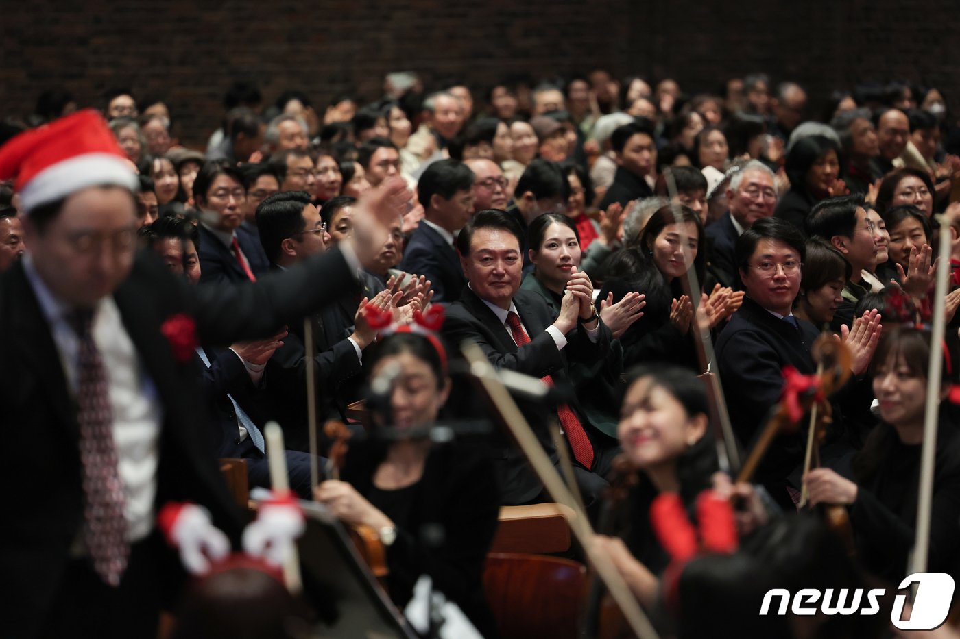 윤석열 대통령이 성탄절인 25일 오전 서울 중구 정동제일교회에서 열린 2023 성탄축하예배에 참석해 시온오케스트라 공연을 관람하며 손뼉치고 있다. &#40;대통령실 제공&#41; 2023.12.25/뉴스1 ⓒ News1 안은나 기자