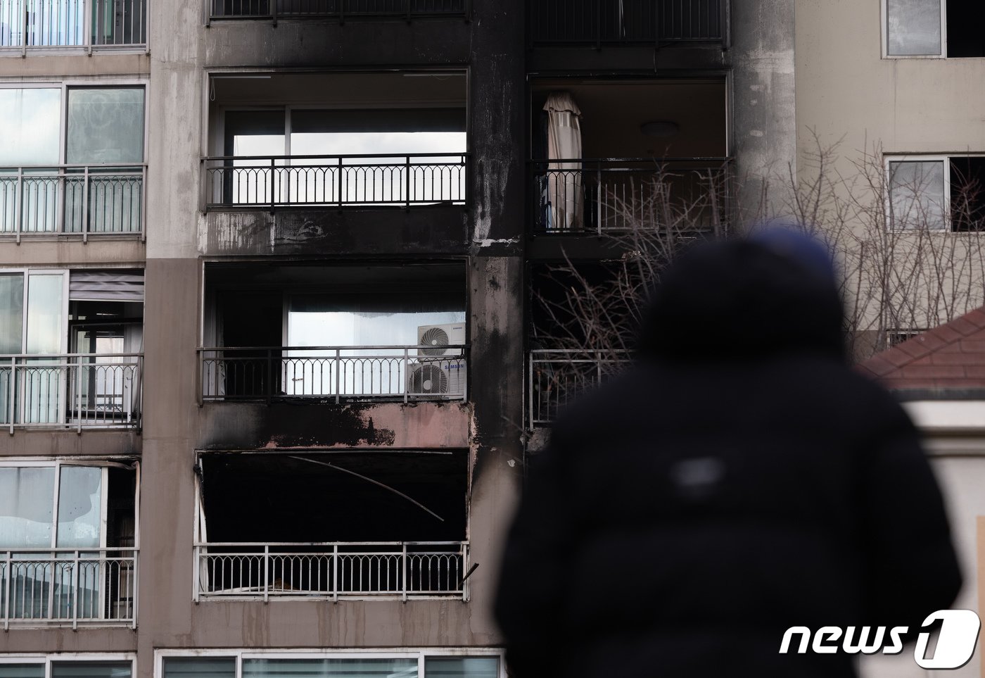 본문 이미지 - 25일 오전 4시 57분쯤 서울 도봉구의 한 고층 아파트에서 화재가 발생해 2명이 숨지고 29명이 다쳤다.  사진은 이날 오후 화재가 발생한 아파트의 모습. 2023.12.25/뉴스1 ⓒ News1 이재명 기자