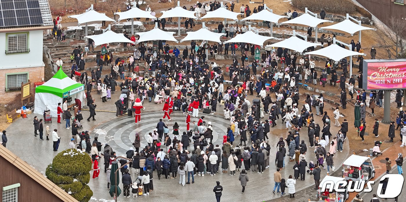 성탄절인 25일 전북 임실군 치즈테마파크에서 열린 &#39;임실산타축제&#39;를 찾은 관광객들이 산타퍼레이드를 즐기고 있다. &#40;임실군 제공&#41; 2023.12.25/뉴스1