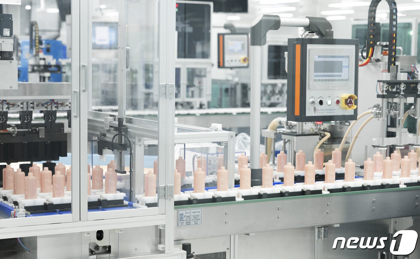 본문 이미지 - 더마펌 원주 공장 내 충진-포장실 모습.(더마펌제공)