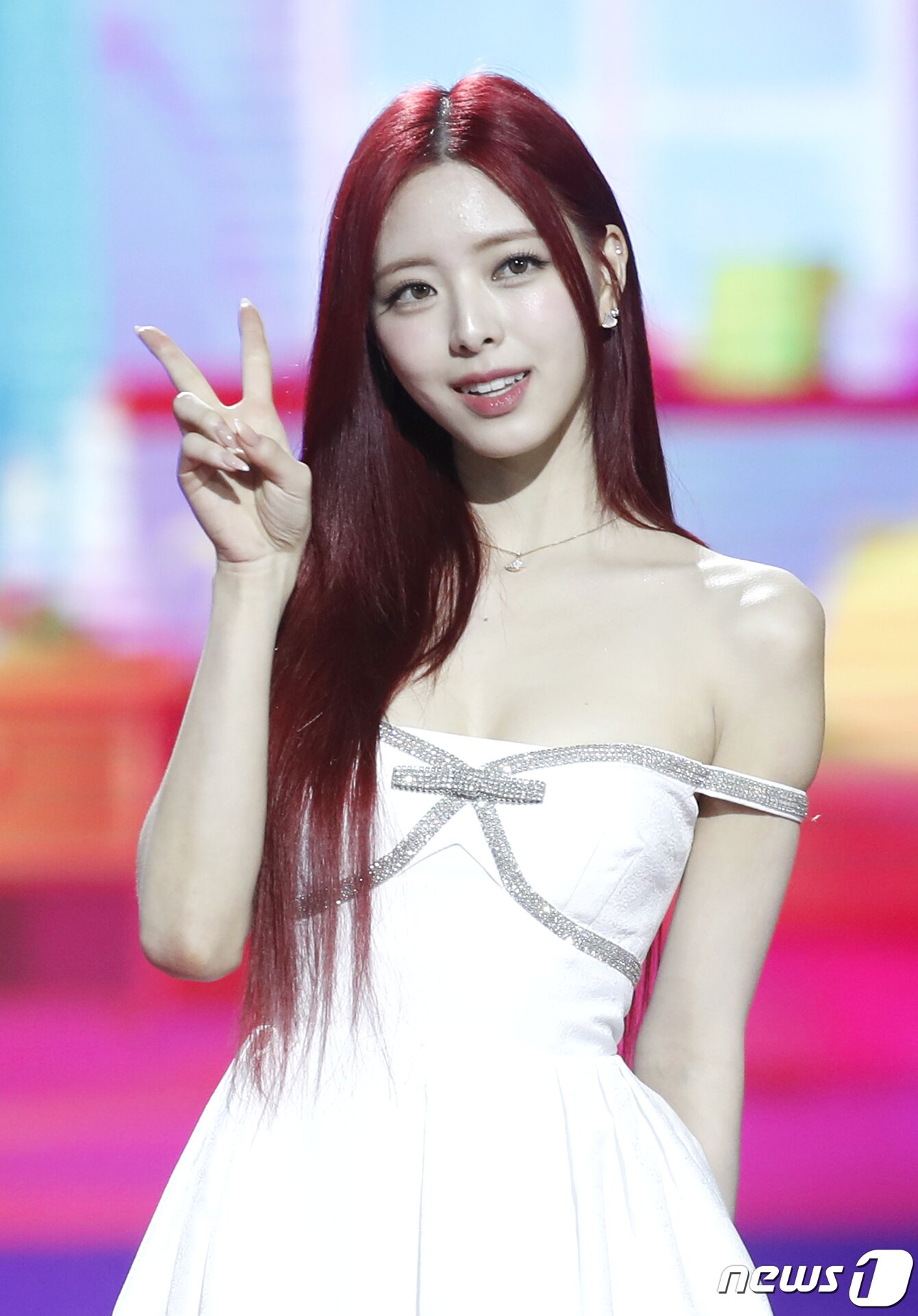 본문 이미지 - 있지의 유나가 크리스마스인 25일 오후 인천 중구 인스파이어 아레나에서 열린 '2023 SBS 가요대전' 레드카펫 행사에서 포즈를 취하고 있다. ⓒ News1 권현진 기자