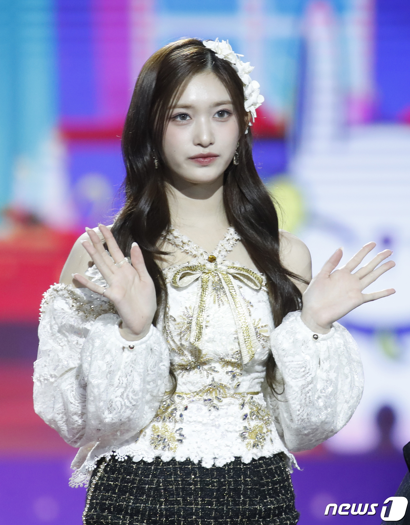 (인천=뉴스1) 권현진 기자 = 아이브 이서가 크리스마스인 25일 오후 인천 중구 인스파이어 아레나에서 열린 '2023 SBS 가요대전' 레드카펫 행사에서 포즈를 취하고 있다. 2 …
