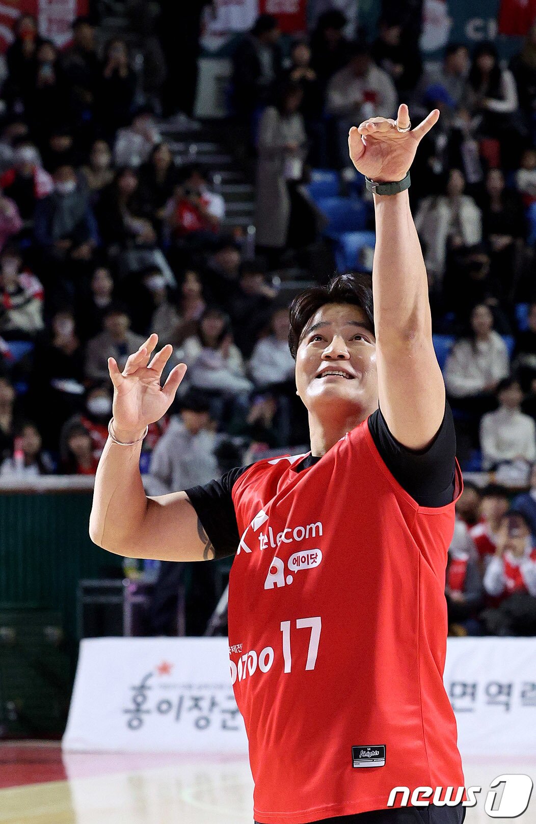 본문 이미지 - 25일 오후 서울 송파구 잠실학생체육관서 열린 &#39;2023-2024 정관장 프로농구&#39; 서울 SK와 서울 삼성의 경기에 앞서 SSG랜더스 추신수가 시투하고 있다. 2023.12.25/뉴스1 ⓒ News1 장수영 기자