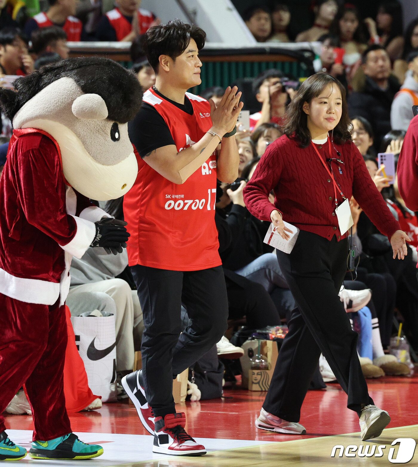 본문 이미지 - 25일 오후 서울 송파구 잠실학생체육관서 열린 &#39;2023-2024 정관장 프로농구&#39; 서울 SK와 서울 삼성의 경기에 앞서 SSG랜더스 추신수가 시투를 위해 코트로 들어오고 있다. 2023.12.25/뉴스1 ⓒ News1 장수영 기자