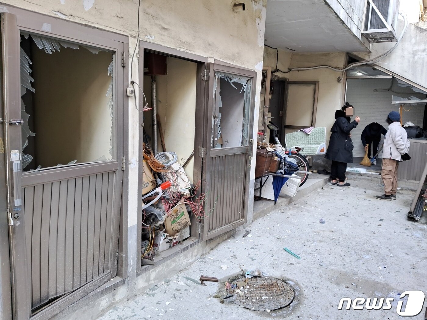 본문 이미지 - 24일 밤 대전 대덕구 오정동의 한 식당에서 일어난 폭발 사고로 인근 주택의 유리창이 깨져 있다. 2023.12.25 /뉴스1 ⓒNews1 최일 기자