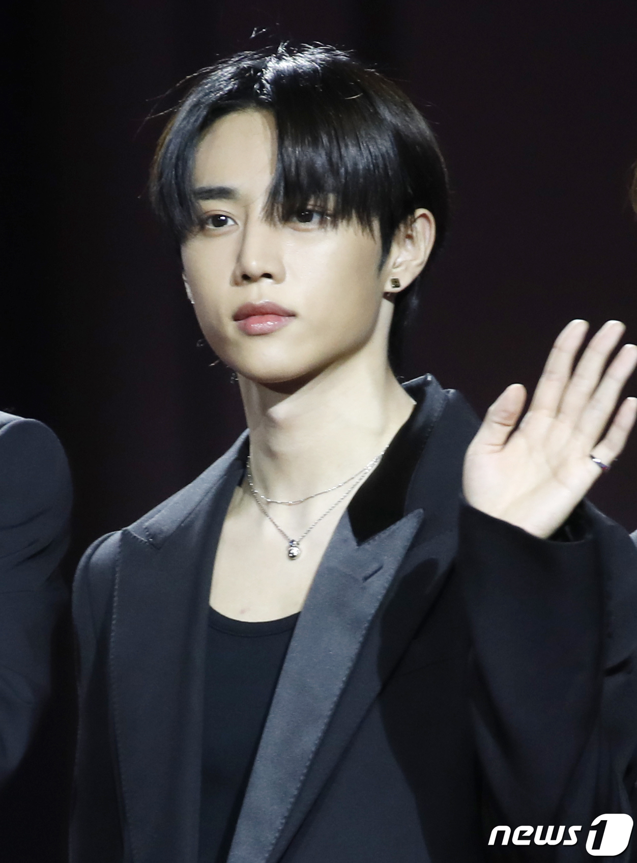 (인천=뉴스1) 권현진 기자 = 더보이즈 선우가 크리스마스인 25일 오후 인천 중구 인스파이어 아레나에서 열린 '2023 SBS 가요대전' 레드카펫 행사에서 포즈를 취하고 있다. …