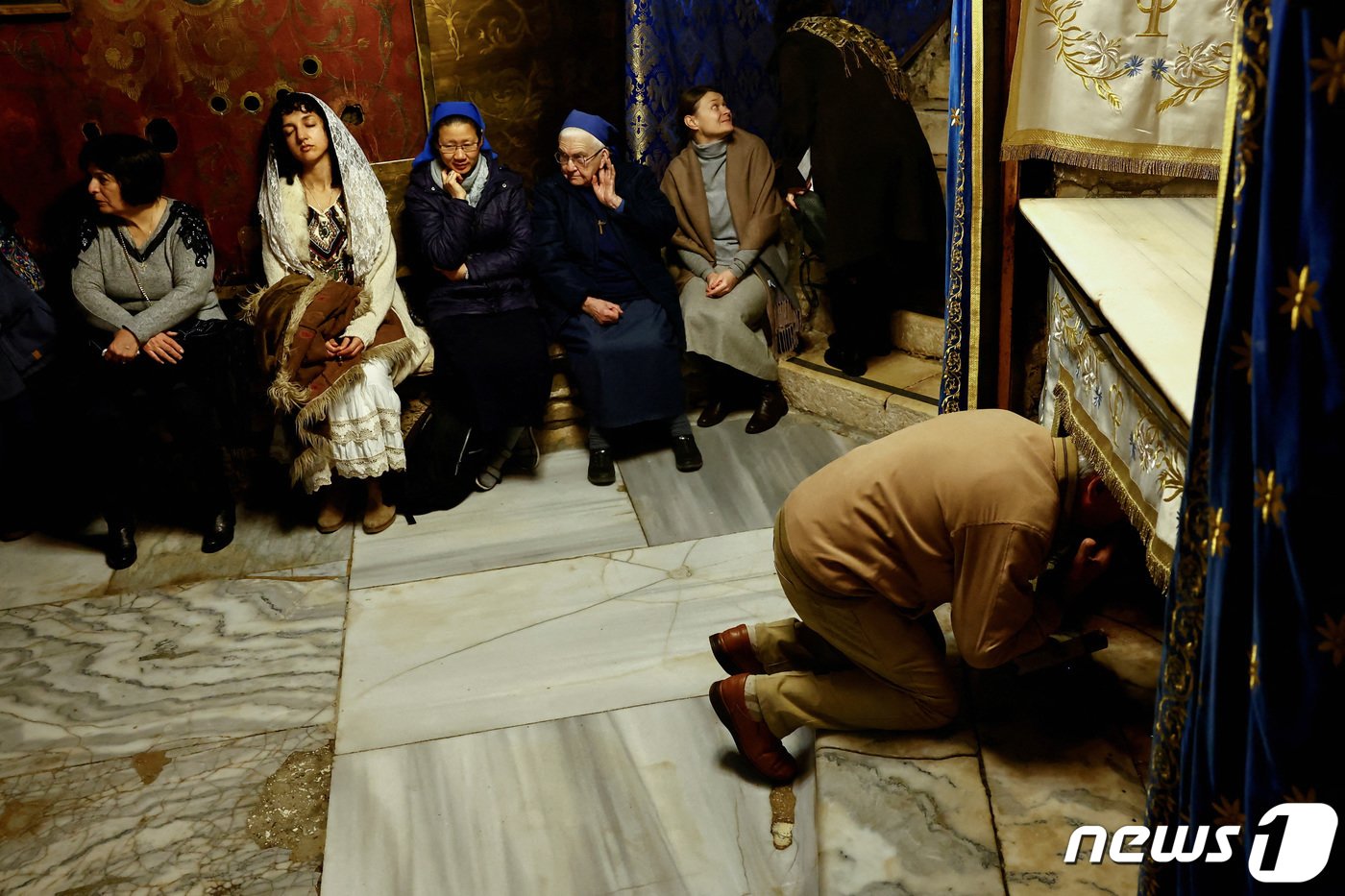 본문 이미지 - 성탄절인 25일(현지시간) 요르단강 서안지구 베들레헴의 예수탄생 기념성당(Basilica of the Nativity)안에서 아기 예수가 탄생한 것으로 알려진 말구유를 지하동굴을 통해 신자들이 관람하고 있다. 2023.12.25. ⓒ 로이터=뉴스1 ⓒ News1 김성식 기자