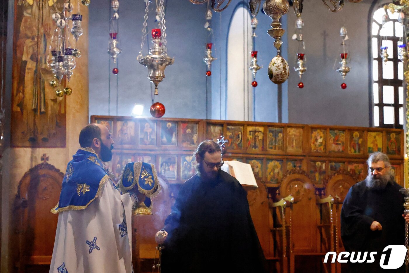 본문 이미지 - 25일(현지시간) 요르단강 서안지구 베들레헴의 예수탄생 기념성당(Basilica of the Nativity)에서 성탄 미사가 거행되고 있다. 2023.12.25. ⓒ 로이터=뉴스1 ⓒ News1 김성식 기자