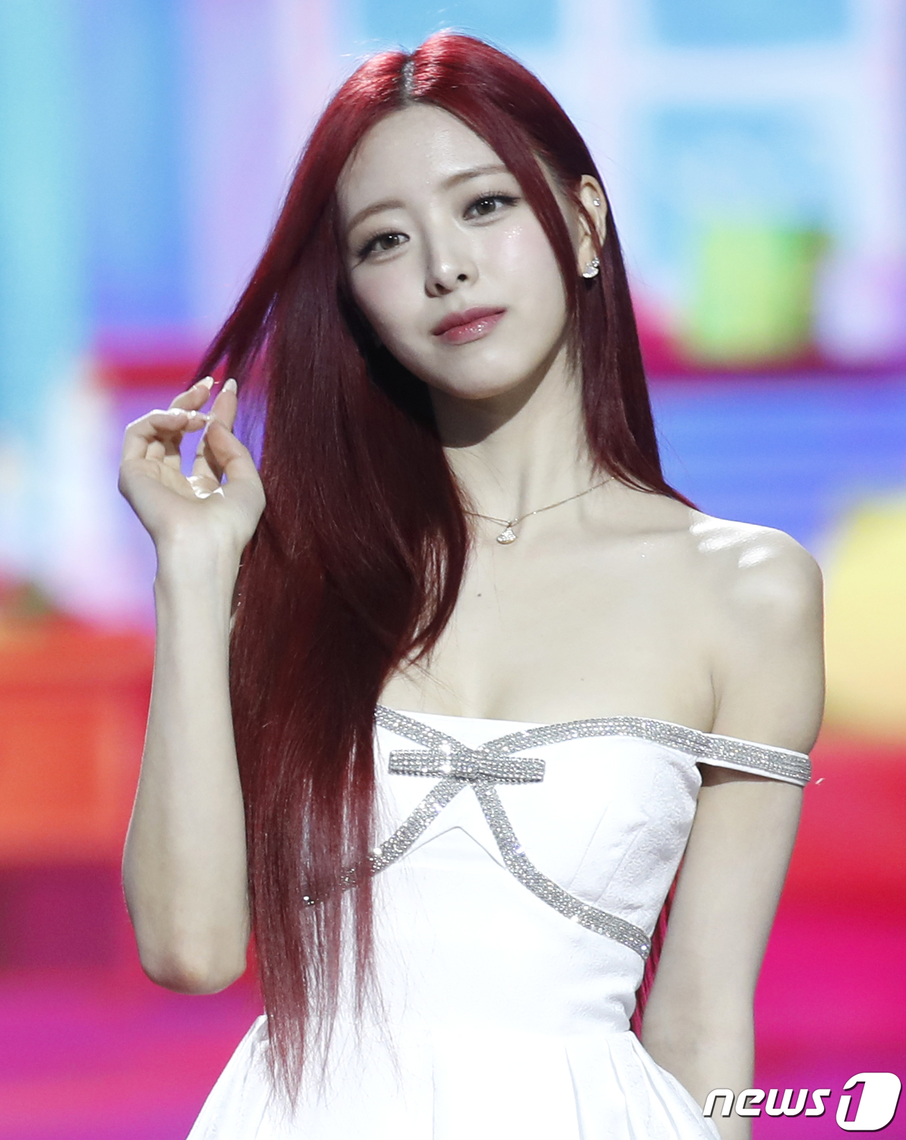 (인천=뉴스1) 권현진 기자 = 있지의 유나가 크리스마스인 25일 오후 인천 중구 인스파이어 아레나에서 열린 '2023 SBS 가요대전' 레드카펫 행사에서 포즈를 취하고 있다. 2 …