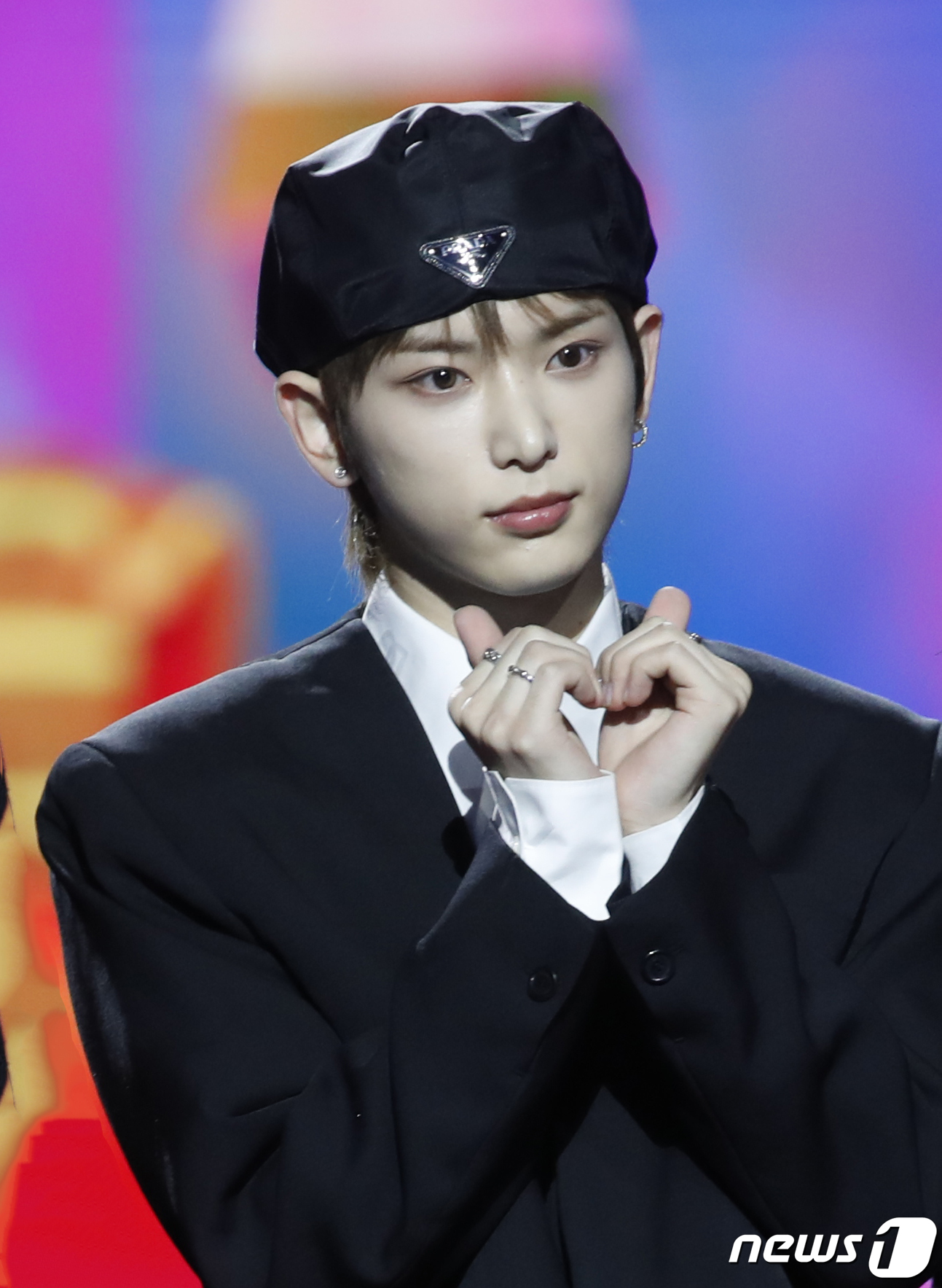 (인천=뉴스1) 권현진 기자 = 앤팀 하루아가 크리스마스인 25일 오후 인천 중구 인스파이어 아레나에서 열린 '2023 SBS 가요대전' 레드카펫 행사에서 포즈를 취하고 있다. 2 …