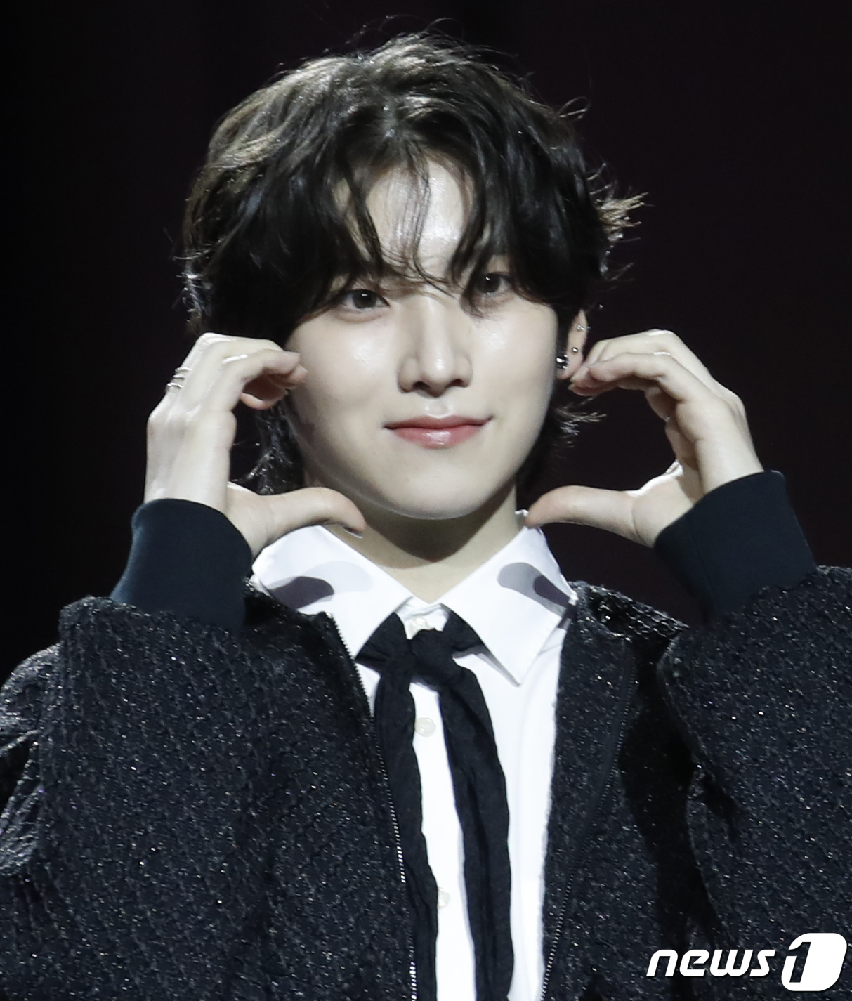 (인천=뉴스1) 권현진 기자 = 앤팀 유마가 크리스마스인 25일 오후 인천 중구 인스파이어 아레나에서 열린 '2023 SBS 가요대전' 레드카펫 행사에서 포즈를 취하고 있다. 20 …