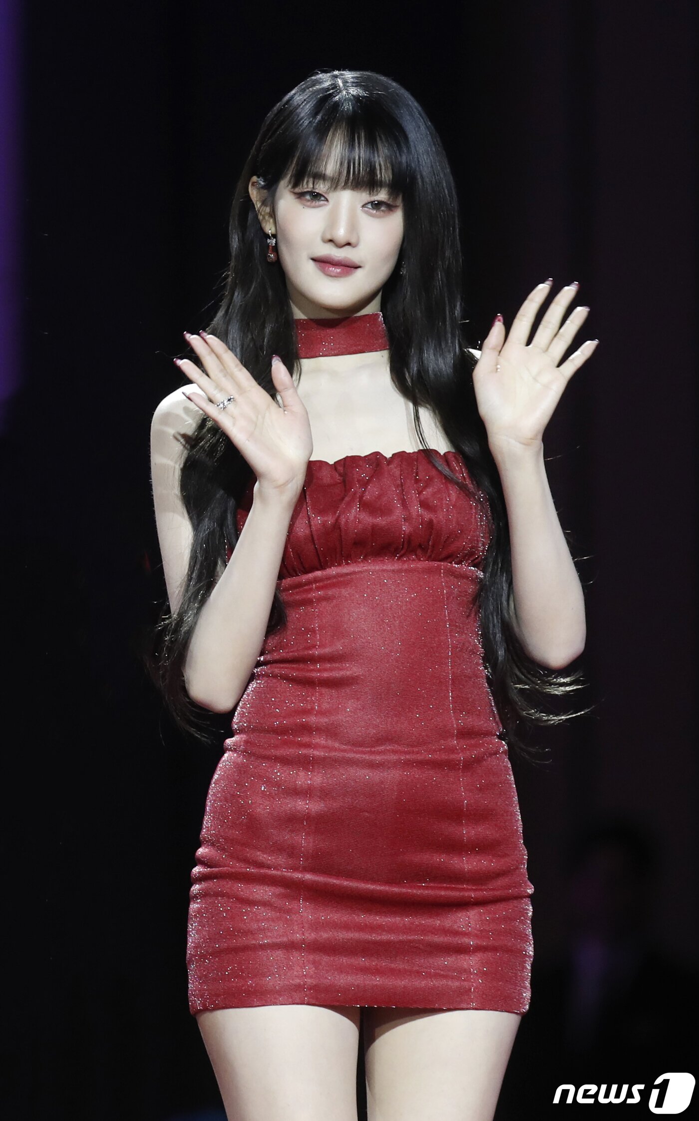 본문 이미지 - (여자)아이들 민니가 25일 오후 인천 중구 인스파이어 아레나에서 열린 '2023 SBS 가요대전' 레드카펫 행사에서 손을 흔들고 있다.  ⓒ News1 권현진 기자