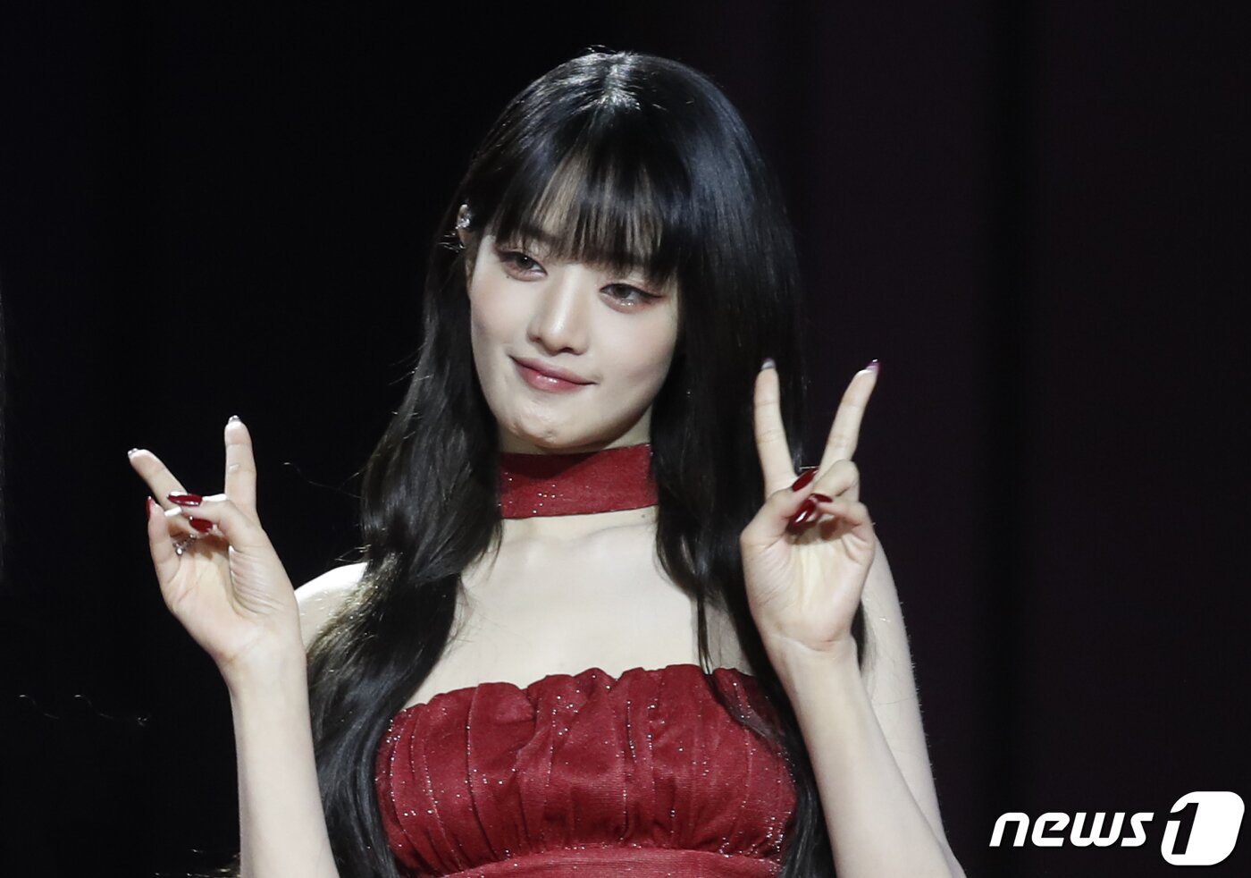 본문 이미지 - (여자)아이들 민니가 25일 오후 인천 중구 인스파이어 아레나에서 열린 '2023 SBS 가요대전' 레드카펫 행사에서 브이 포즈를 취하고 있다. ⓒ News1 권현진 기자