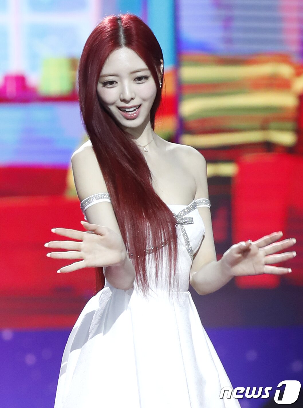 본문 이미지 - 있지 유나가 25일 오후 인천 중구 인스파이어 아레나에서 열린 '2023 SBS 가요대전' 레드카펫 행사에 참석하고 있다. ⓒ News1 권현진 기자