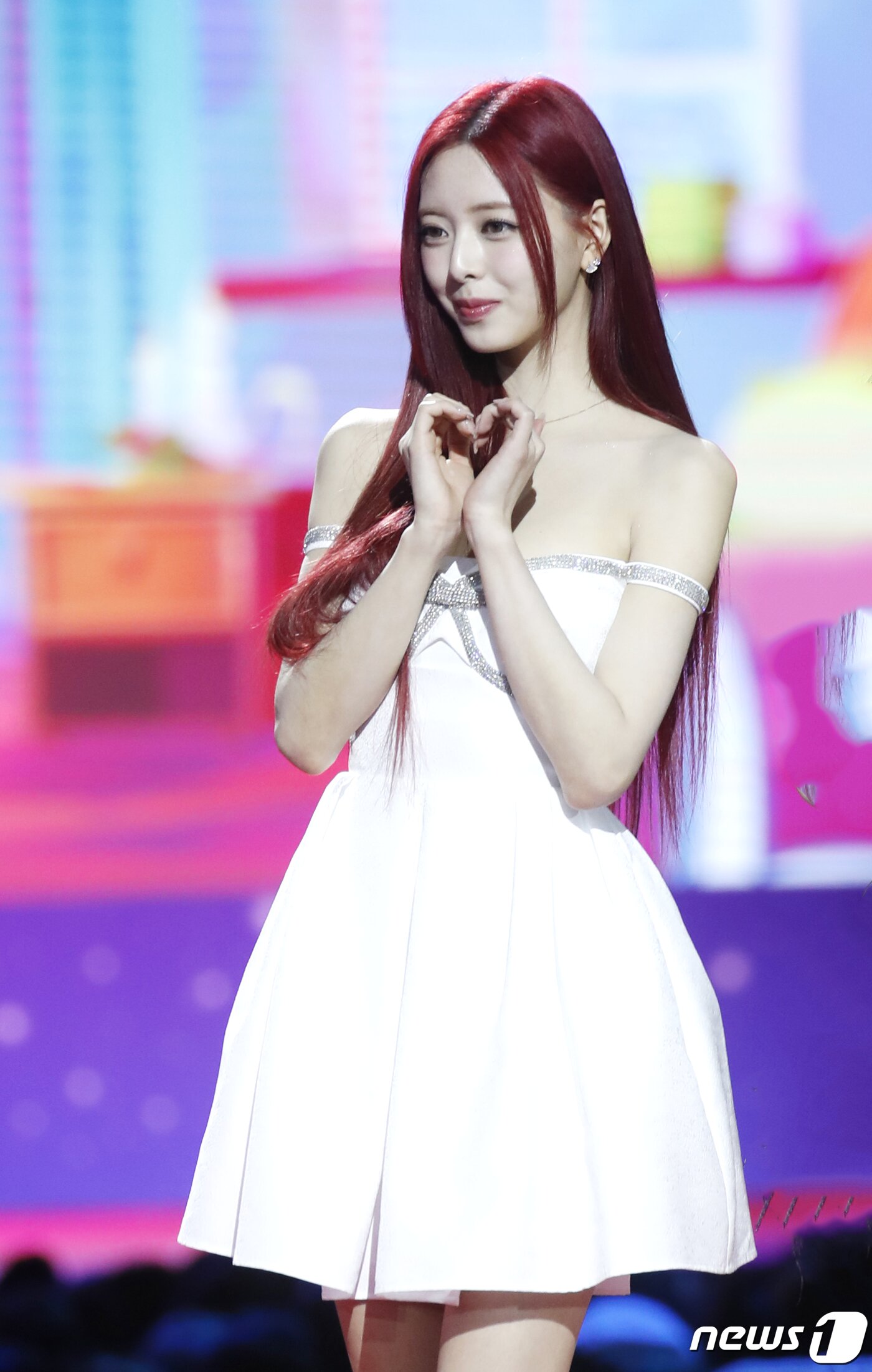 본문 이미지 - 있지 유나가 25일 오후 인천 중구 인스파이어 아레나에서 열린 '2023 SBS 가요대전' 레드카펫 행사에서 하트를 그리고 있다. ⓒ News1 권현진 기자