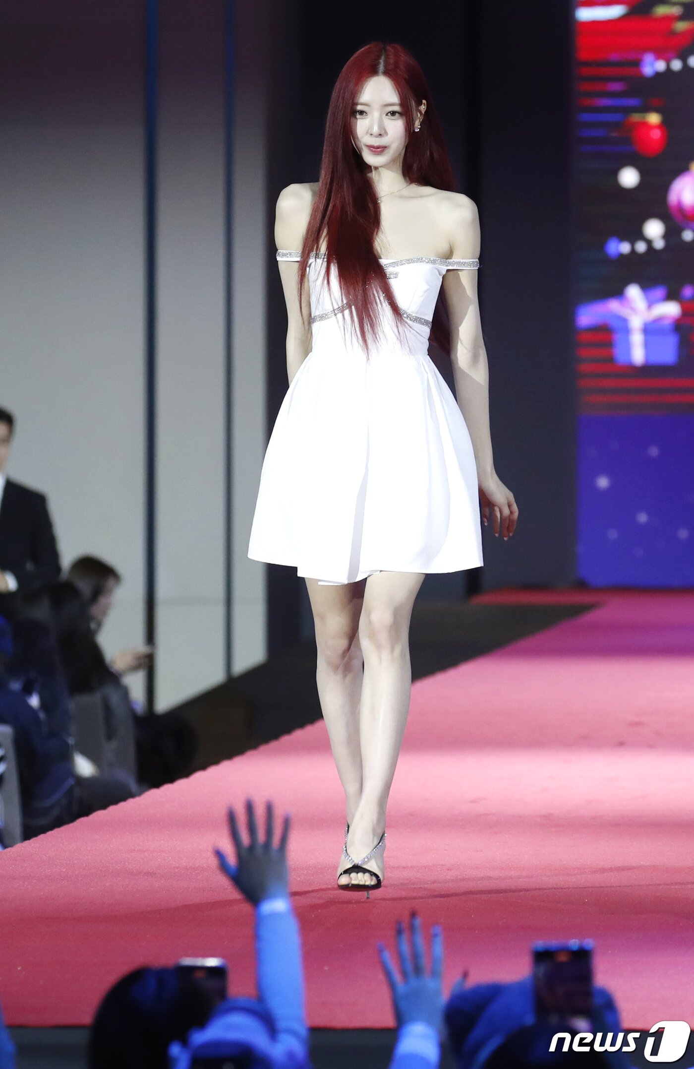 본문 이미지 - 있지 유나가 25일 오후 인천 중구 인스파이어 아레나에서 열린 '2023 SBS 가요대전'에 참석해 레드카펫을 밟고 있다. ⓒ News1 권현진 기자