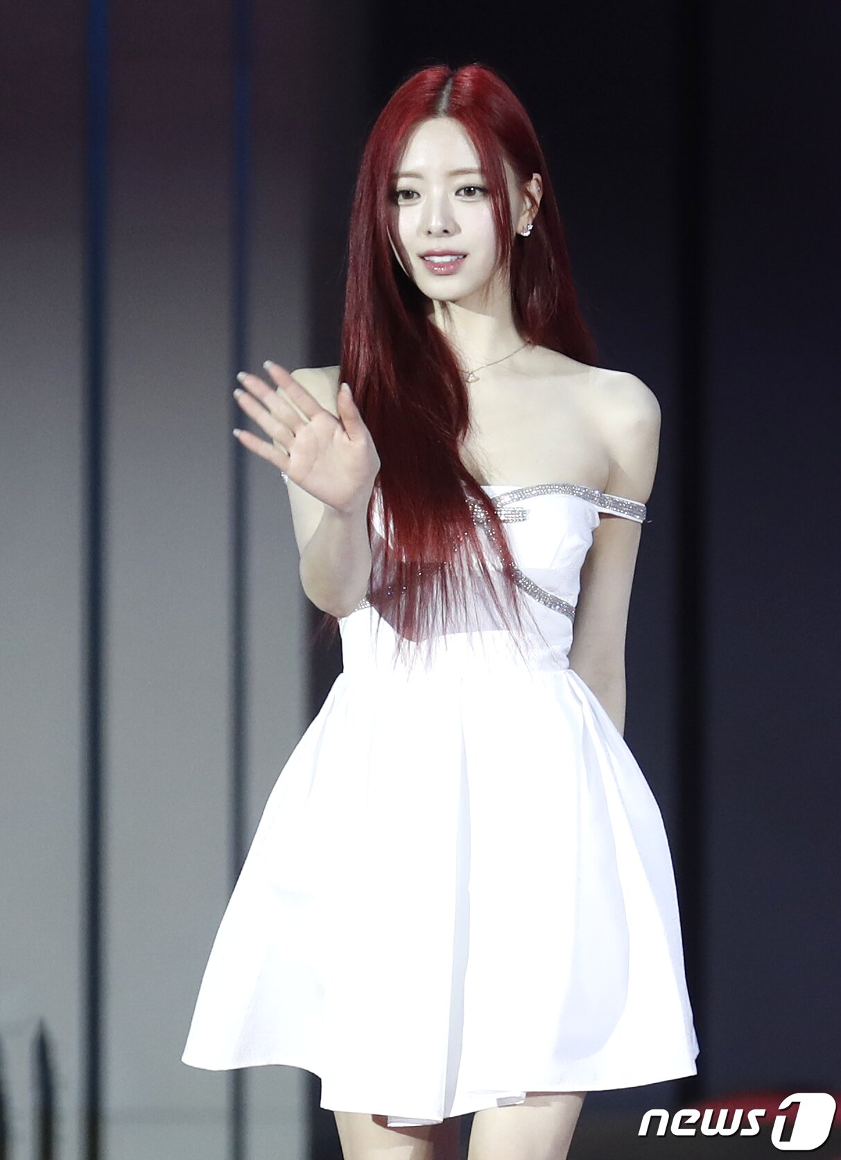 본문 이미지 - 있지 유나가 25일 오후 인천 중구 인스파이어 아레나에서 열린 '2023 SBS 가요대전' 레드카펫 행사에 참석하고 있다. ⓒ News1 권현진 기자