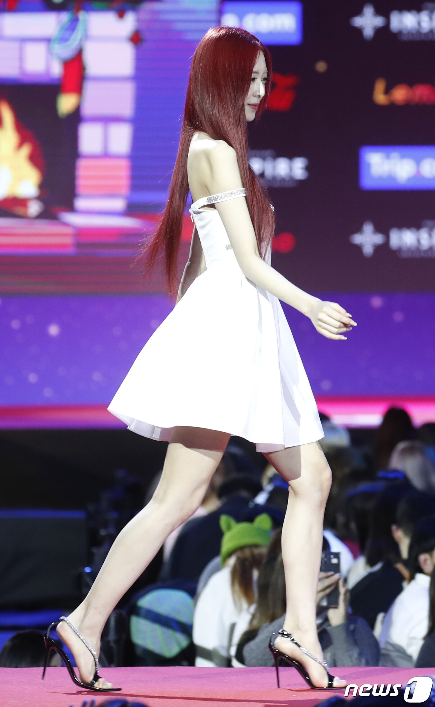 본문 이미지 - 있지 유나가 25일 오후 인천 중구 인스파이어 아레나에서 열린 '2023 SBS 가요대전' 레드카펫 행사에 참석하고 있다. ⓒ News1 권현진 기자