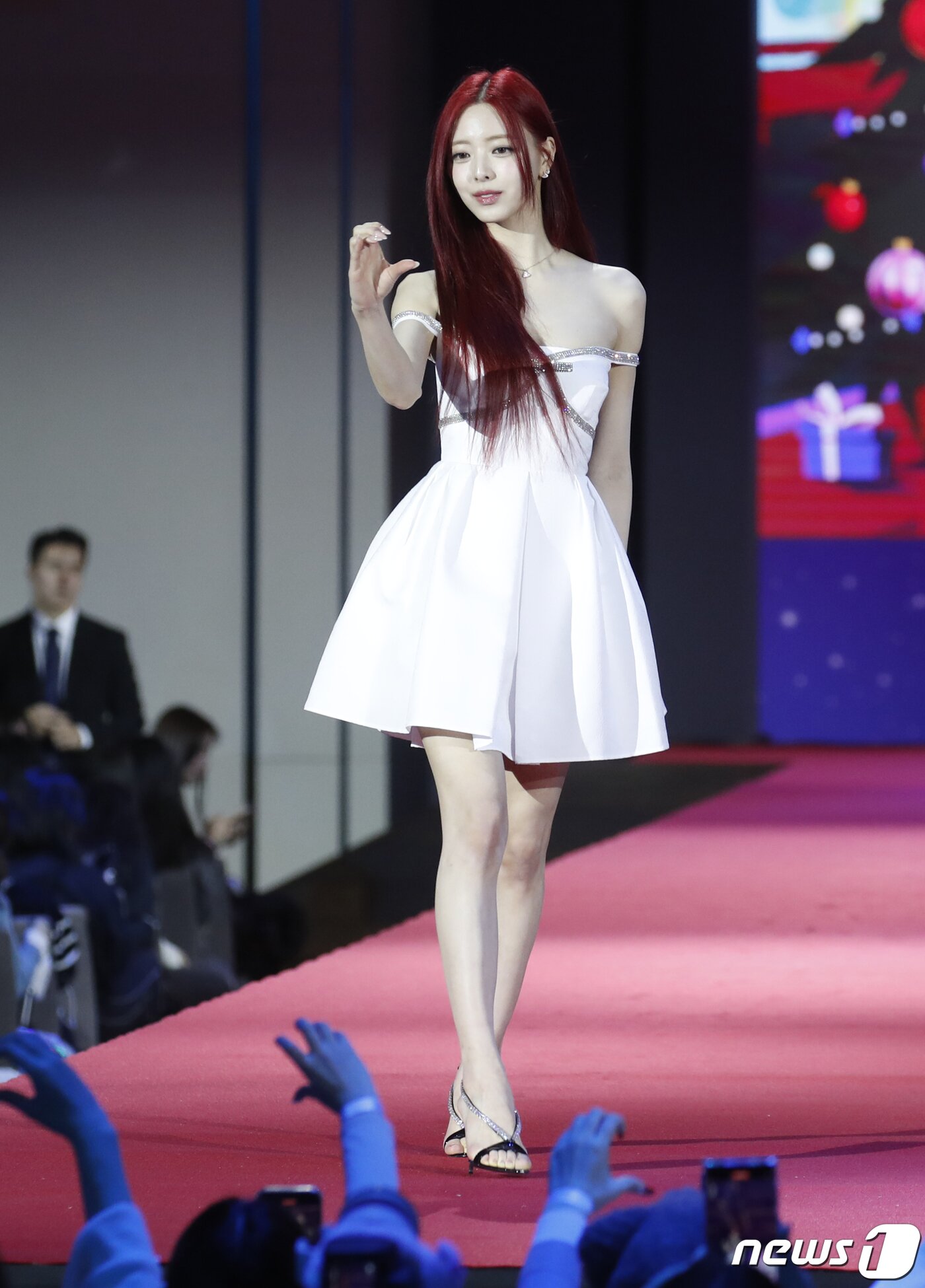 본문 이미지 - 있지 유나가 25일 오후 인천 중구 인스파이어 아레나에서 열린 '2023 SBS 가요대전' 레드카펫 행사에서 하트를 그리고 있다.  ⓒ News1 권현진 기자