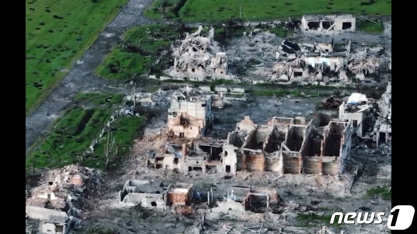 본문 이미지 - 안드리 예르마크 우크라이나 대통령 비서실장이 텔레그램을 통해 공개한 지난 5월12일(현지시간) 우크라이나 도네츠크주 마린카가 러시아의 공격으로 폐허가 된 모습. ⓒ 로이터=뉴스1 ⓒ News1 김예슬 기자