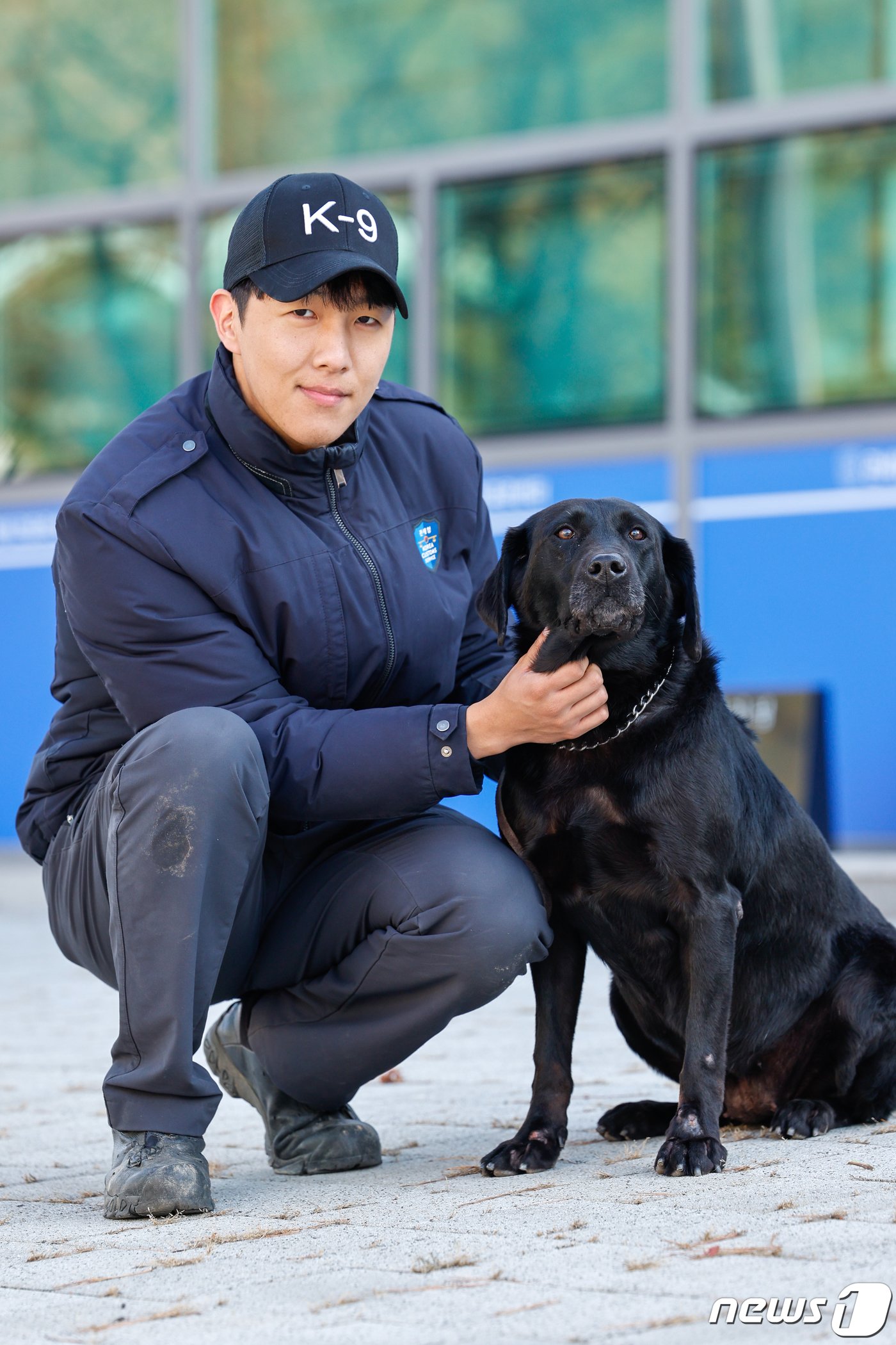 주디&#40;8·래브라도 리트리버&#41;가 탐지조사요원인 서혜민 주무관&#40;26&#41;과 인천 중구 관세인재개발원 탐지견훈련센터에서 훈련을 마친 뒤 포즈를 취하고 있다.  ⓒ News1 안은나 기자